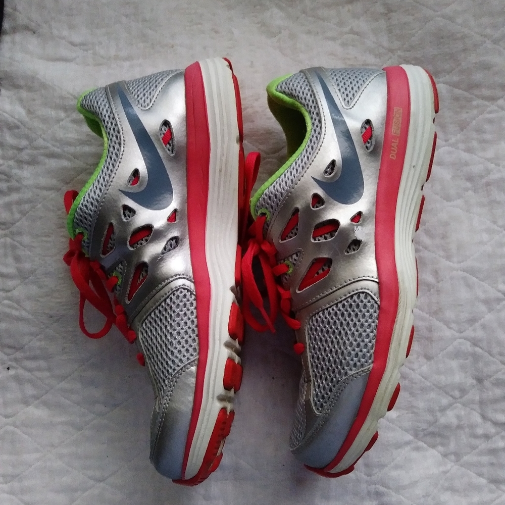 Women's Nike Dual Fushion Lite Sneakers